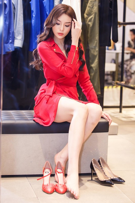 Hoa hau Ky Duyen tat bat chuan bi do hieu du Milan Fashion Week-Hinh-6